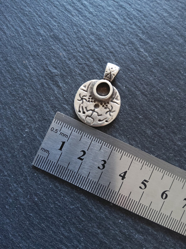 1 or 5 African Tribal Round Cave Painting Design Pendant Genuine Silver Plated 30x21.5mm