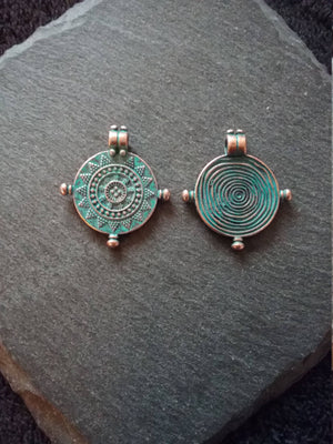 4 or 20 Antique Copper Tone Mandala Mariners Compass Pendants with Green Patina 27x24x1.7mm