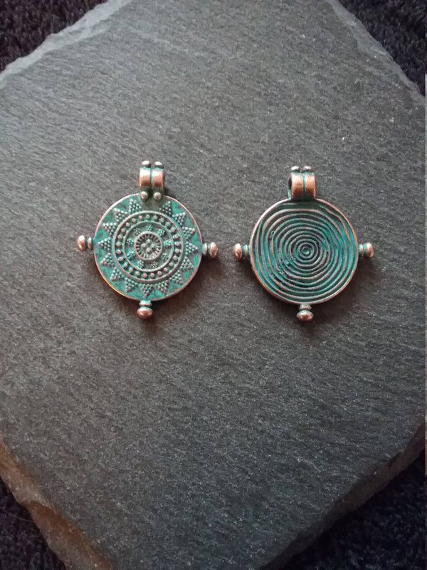 4 or 20 Antique Copper Tone Mandala Mariners Compass Pendants with Green Patina 27x24x1.7mm