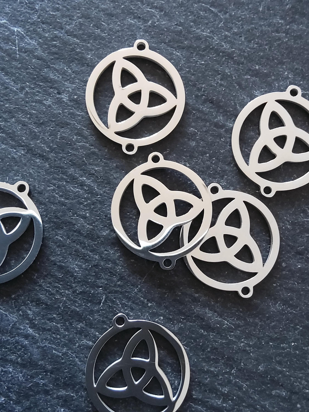 2 or 10 Triquetra Flat Round Stainless Steel Connector Charms 17.5x15x1mm