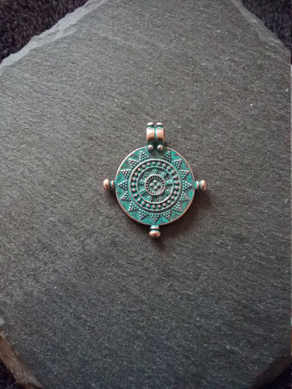 4 or 20 Antique Copper Tone Mandala Mariners Compass Pendants with Green Patina 27x24x1.7mm