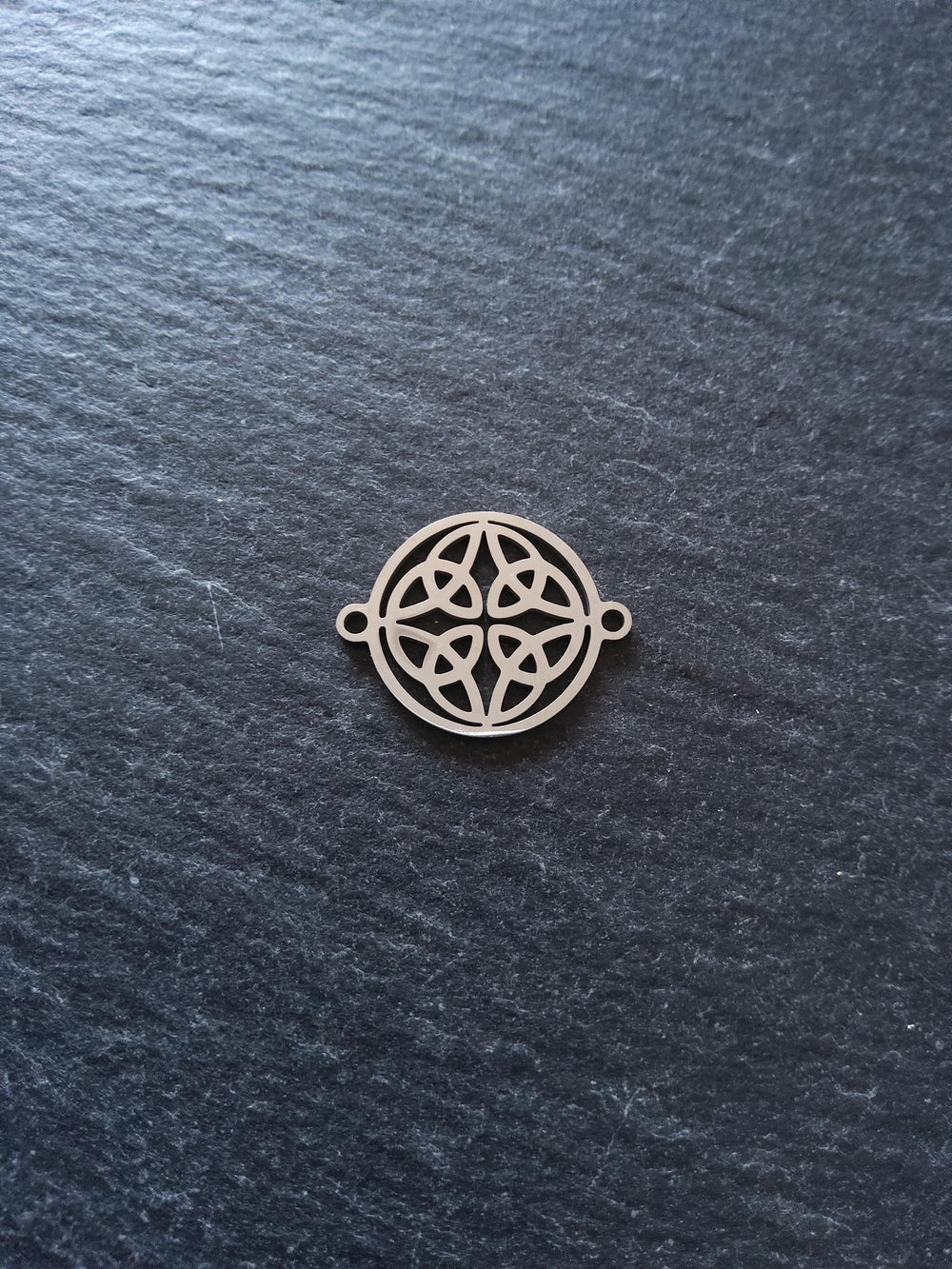 2 or 10 Dara Celtic Knot Flat Round Stainless Steel Connector Charms 18.5x14.5x1mm