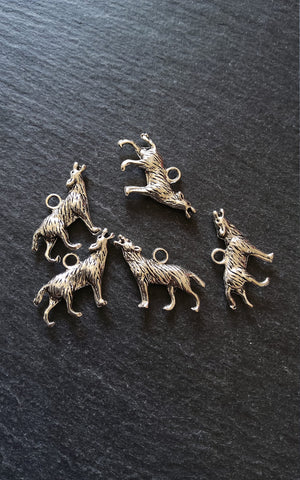 5 or 25 Howling Wolf Pendant Charms Antique Silver Tone 25x18mm