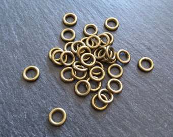 40 or 200 CLOSED 8mm Jump Rings Antique Bronze Tone Alloy 1.5mm (15 gauge)