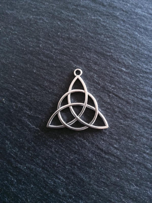 6 or 30 Large Triquetra Celtic Knot Pendants Antique Silver Tone Alloy 30x29x2mm Nickel FREE