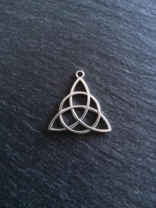 6 or 30 Large Triquetra Celtic Knot Pendants Antique Silver Tone Alloy 30x29x2mm Nickel FREE