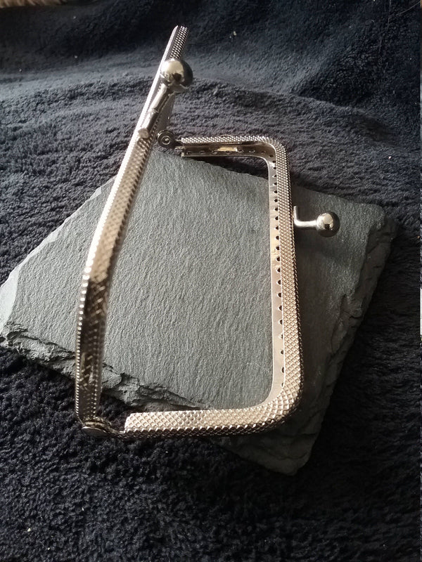 Patterned 12.8cm (5 inch) Bright Silver Tone Metal Purse or Bag Frame Kiss Clasp Rectangle 12.8x6.5cm