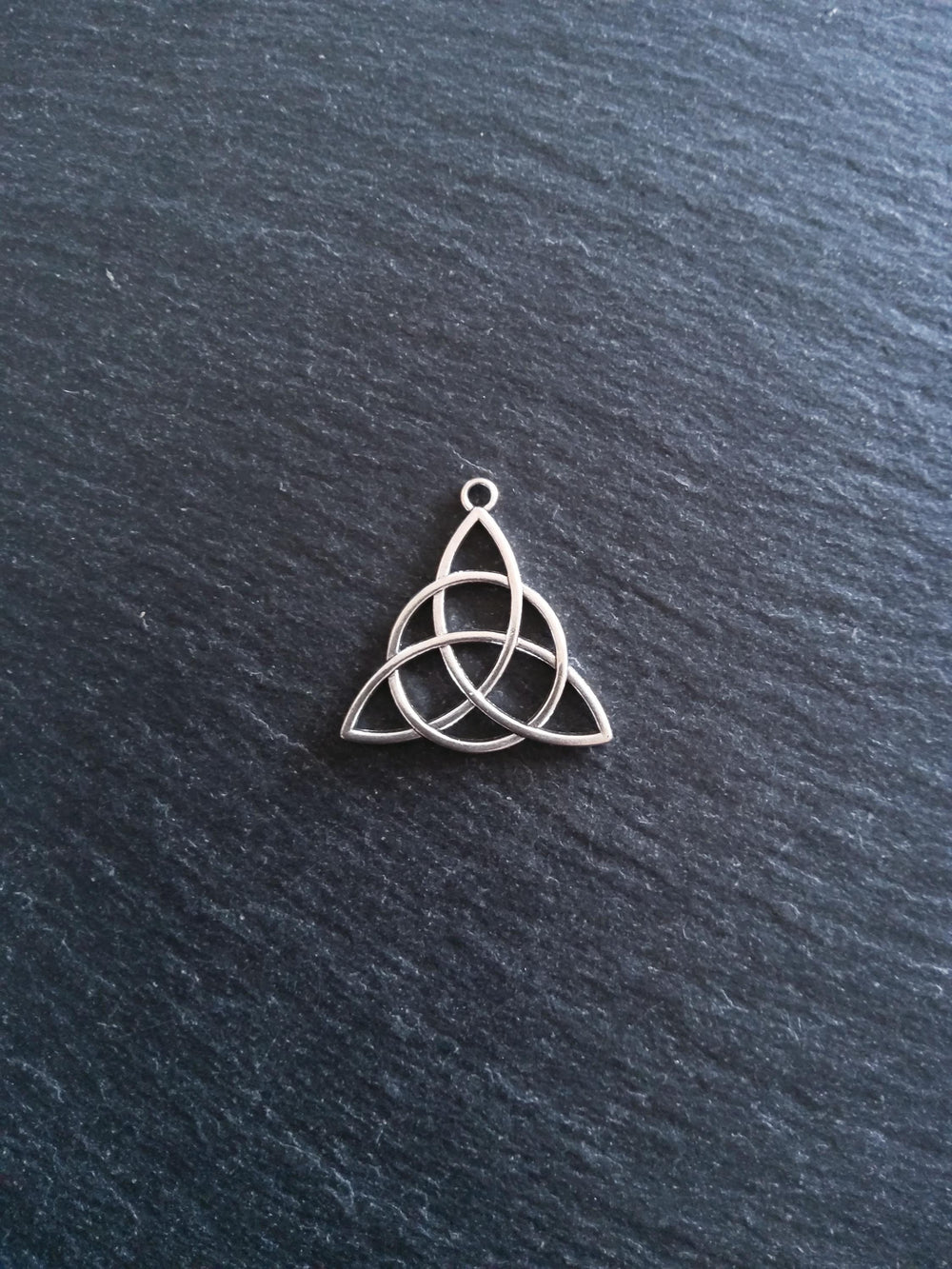 6 or 30 Large Triquetra Celtic Knot Pendants Antique Silver Tone Alloy 30x29x2mm Nickel FREE