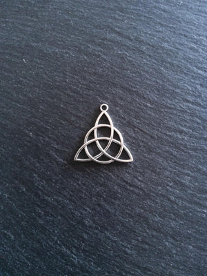 6 or 30 Large Triquetra Celtic Knot Pendants Antique Silver Tone Alloy 30x29x2mm Nickel FREE