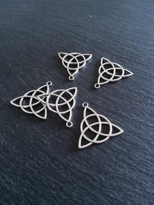 6 or 30 Large Triquetra Celtic Knot Pendants Antique Silver Tone Alloy 30x29x2mm Nickel FREE
