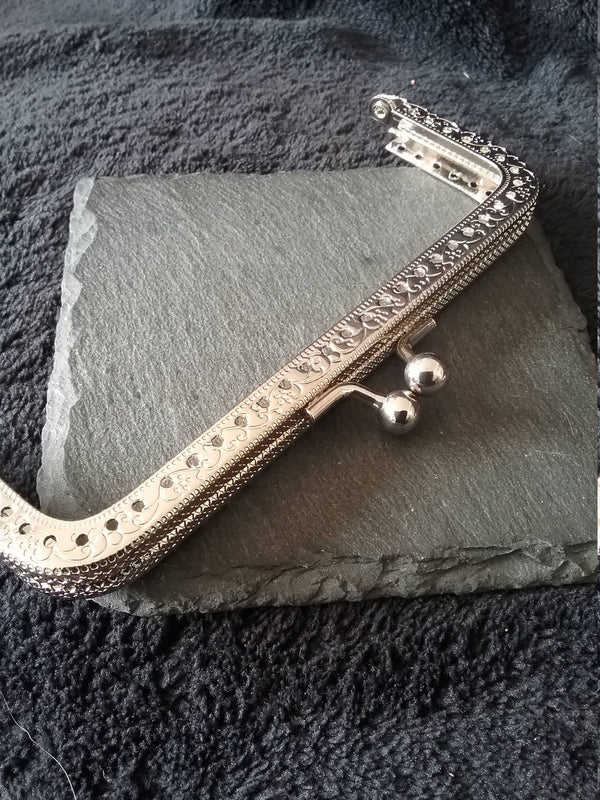 Patterned 12.8cm (5 inch) Bright Silver Tone Metal Purse or Bag Frame Kiss Clasp Rectangle 12.8x6.5cm