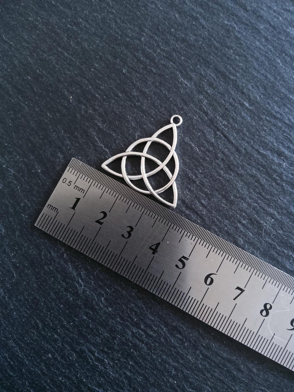 6 or 30 Large Triquetra Celtic Knot Pendants Antique Silver Tone Alloy 30x29x2mm Nickel FREE