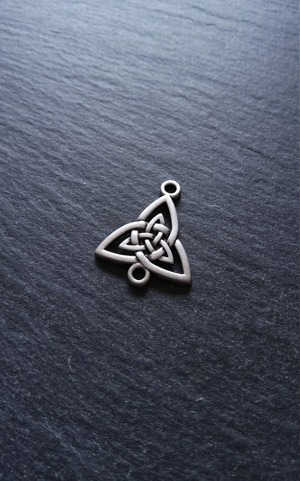 4 or 20 Celtic Knot Sterling Silver Plated Triangular Connector Charms 24.5x20mm Nickel FREE