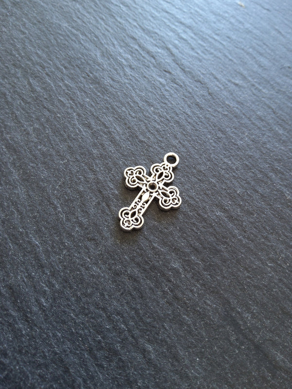 10 or 50 Ornate Trefoil Latin Cross Charms Antique Silver Tone 23x16mm - ContentedCatz
