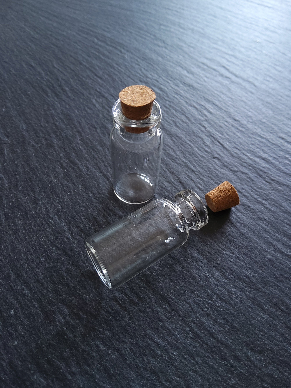 10 Little Glass Bottles 4ml with Cork Stoppers 35x16mm (0.13 fl oz)