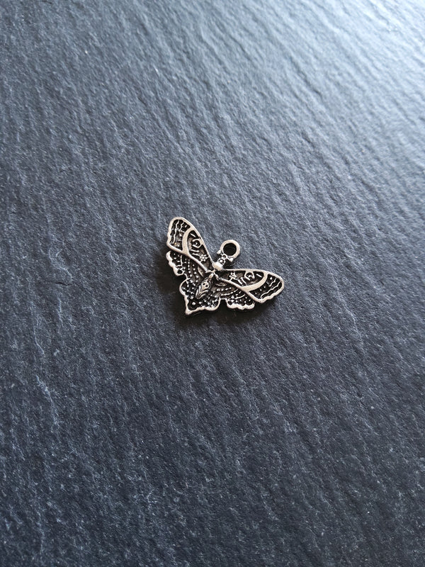 4 or 20 Moth Charms Antique Silver Alloy 20x13.5mm - ContentedCatz