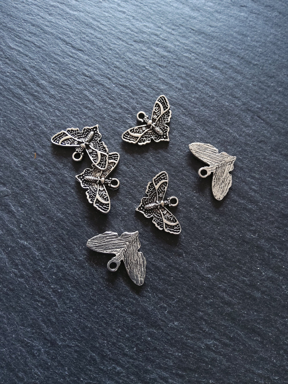 4 or 20 Moth Charms Antique Silver Alloy 20x13.5mm - ContentedCatz