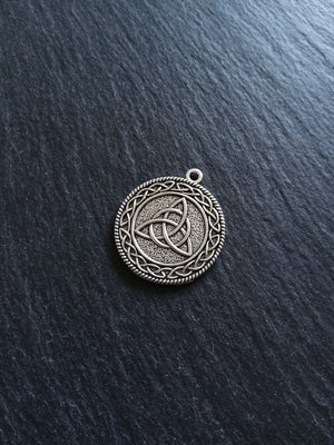 4 or 20 Round Celtic Style Triquetra Charms Antique Silver Tone Double Sided 32x28mm