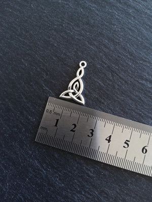 6 or 30 Triangular Triquetra Celtic Knot Drop Charms Antique Silver Tone 25x15mm - ContentedCatz