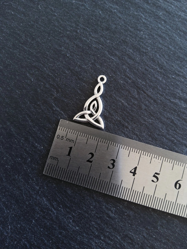 6 or 30 Triangular Triquetra Celtic Knot Drop Charms Antique Silver Tone 25x15mm - ContentedCatz