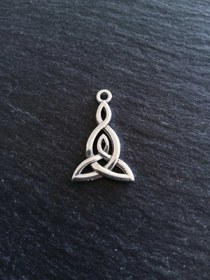 6 or 30 Triangular Triquetra Celtic Knot Drop Charms Antique Silver Tone 25x15mm - ContentedCatz