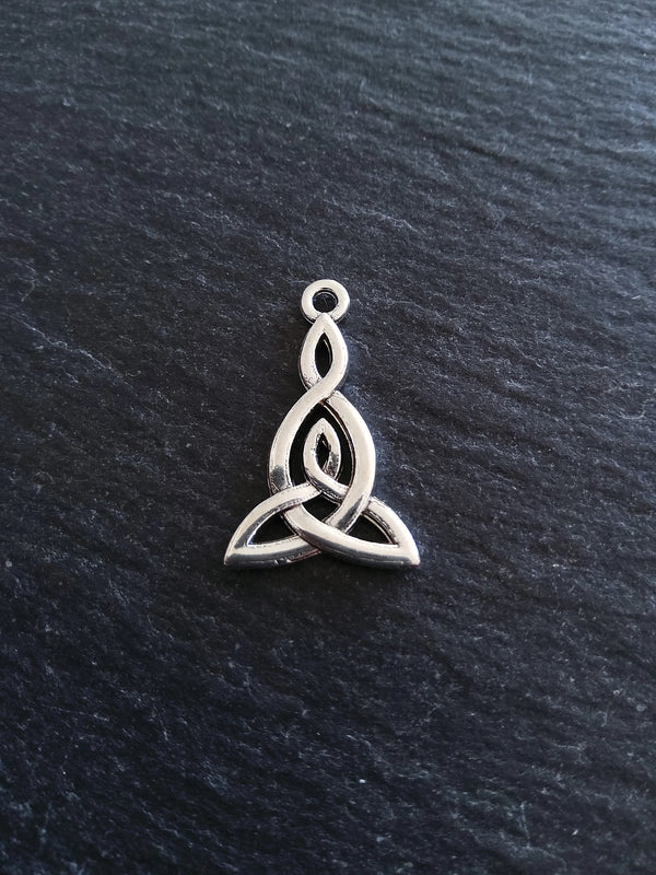 6 or 30 Triangular Triquetra Celtic Knot Drop Charms Antique Silver Tone 25x15mm - ContentedCatz