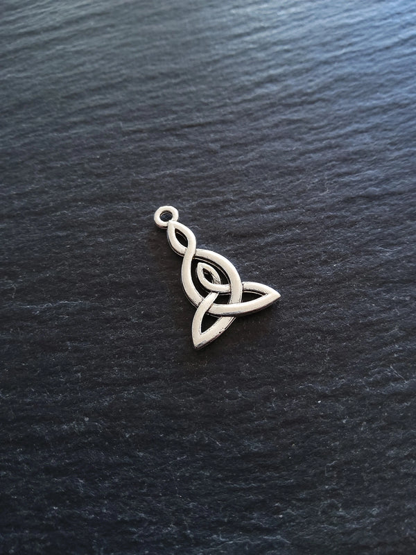 6 or 30 Triangular Triquetra Celtic Knot Drop Charms Antique Silver Tone 25x15mm - ContentedCatz