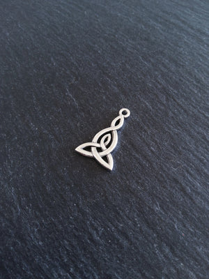 6 or 30 Triangular Triquetra Celtic Knot Drop Charms Antique Silver Tone 25x15mm - ContentedCatz