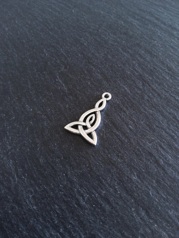 6 or 30 Triangular Triquetra Celtic Knot Drop Charms Antique Silver Tone 25x15mm - ContentedCatz