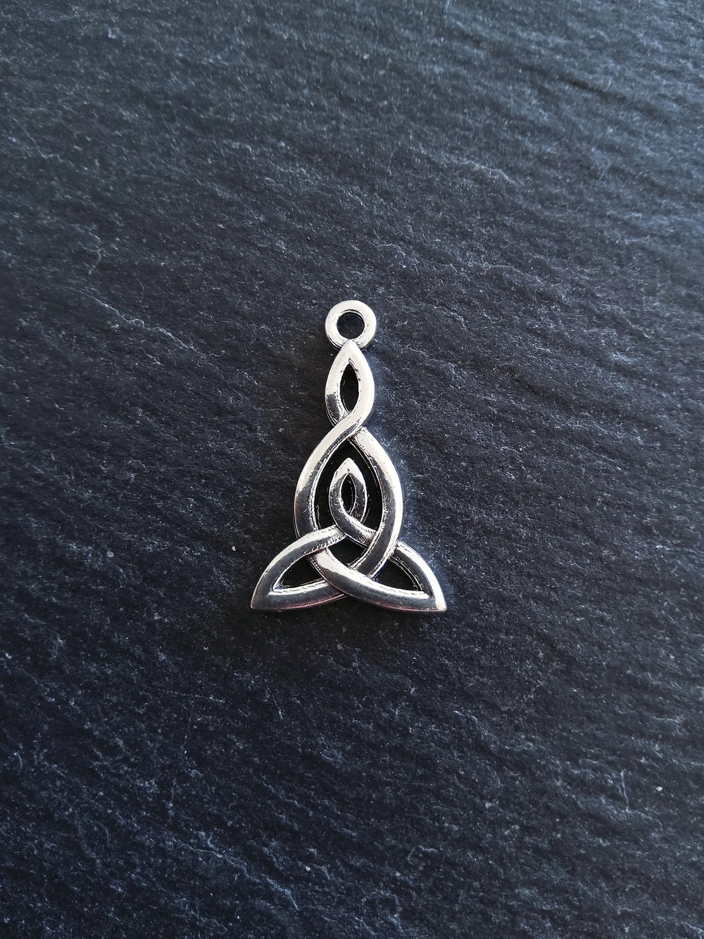 6 or 30 Triangular Triquetra Celtic Knot Drop Charms Antique Silver Tone 25x15mm - ContentedCatz