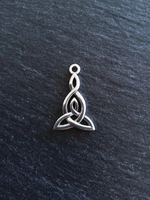 6 or 30 Triangular Triquetra Celtic Knot Drop Charms Antique Silver Tone 25x15mm - ContentedCatz