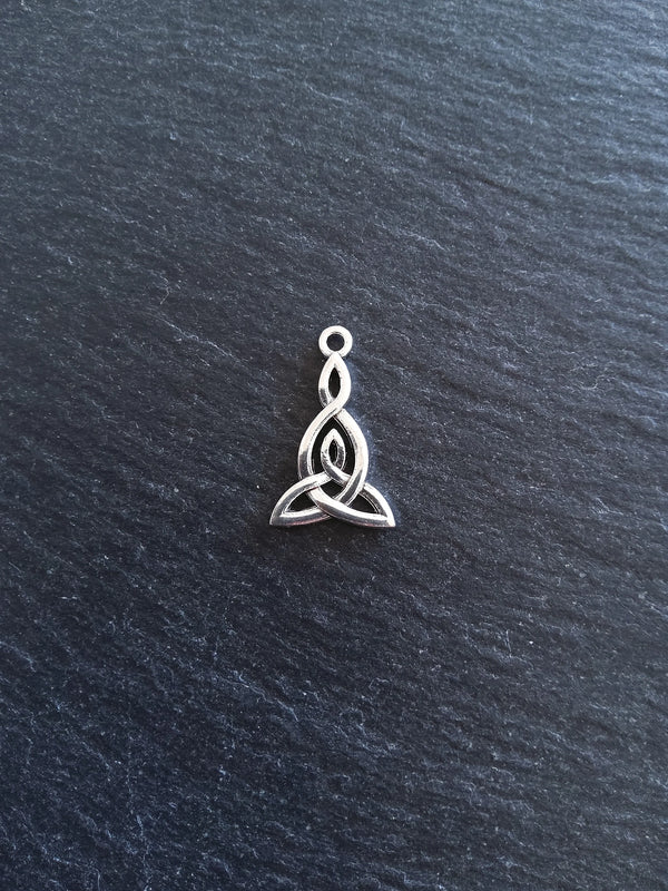 6 or 30 Triangular Triquetra Celtic Knot Drop Charms Antique Silver Tone 25x15mm - ContentedCatz