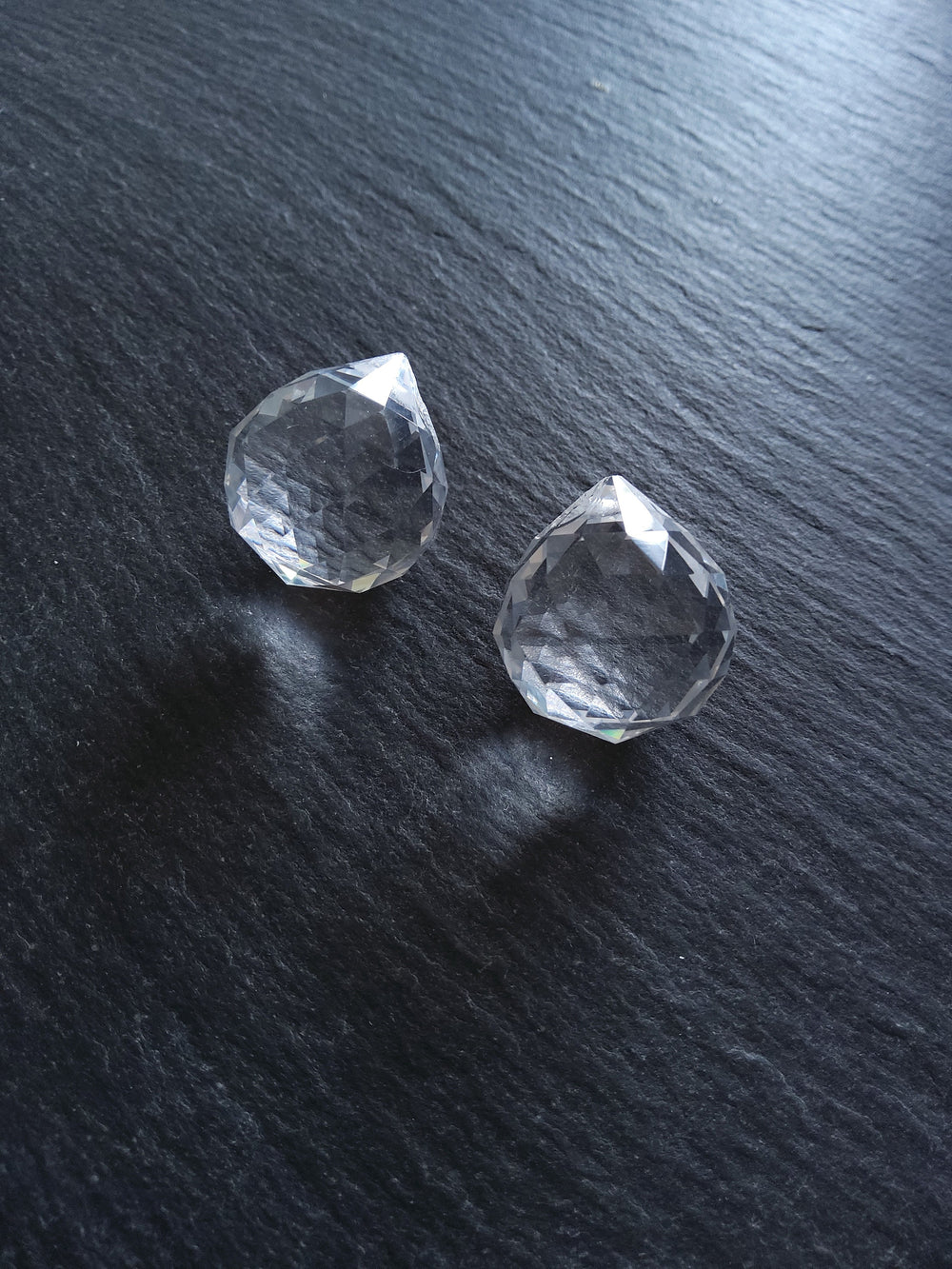 2 or 10 Faceted Glass Teardrops 20mm diameter 23mm Long Hole: 2mm