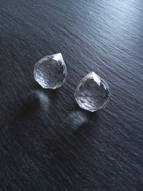 2 or 10 Faceted Glass Teardrops 20mm diameter 23mm Long Hole: 2mm