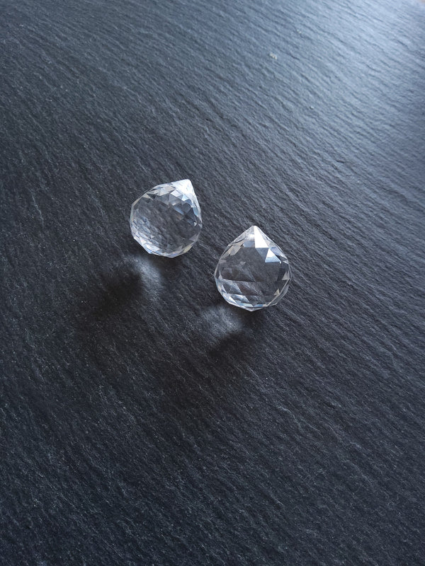 2 or 10 Faceted Glass Teardrops 20mm diameter 23mm Long Hole: 2mm