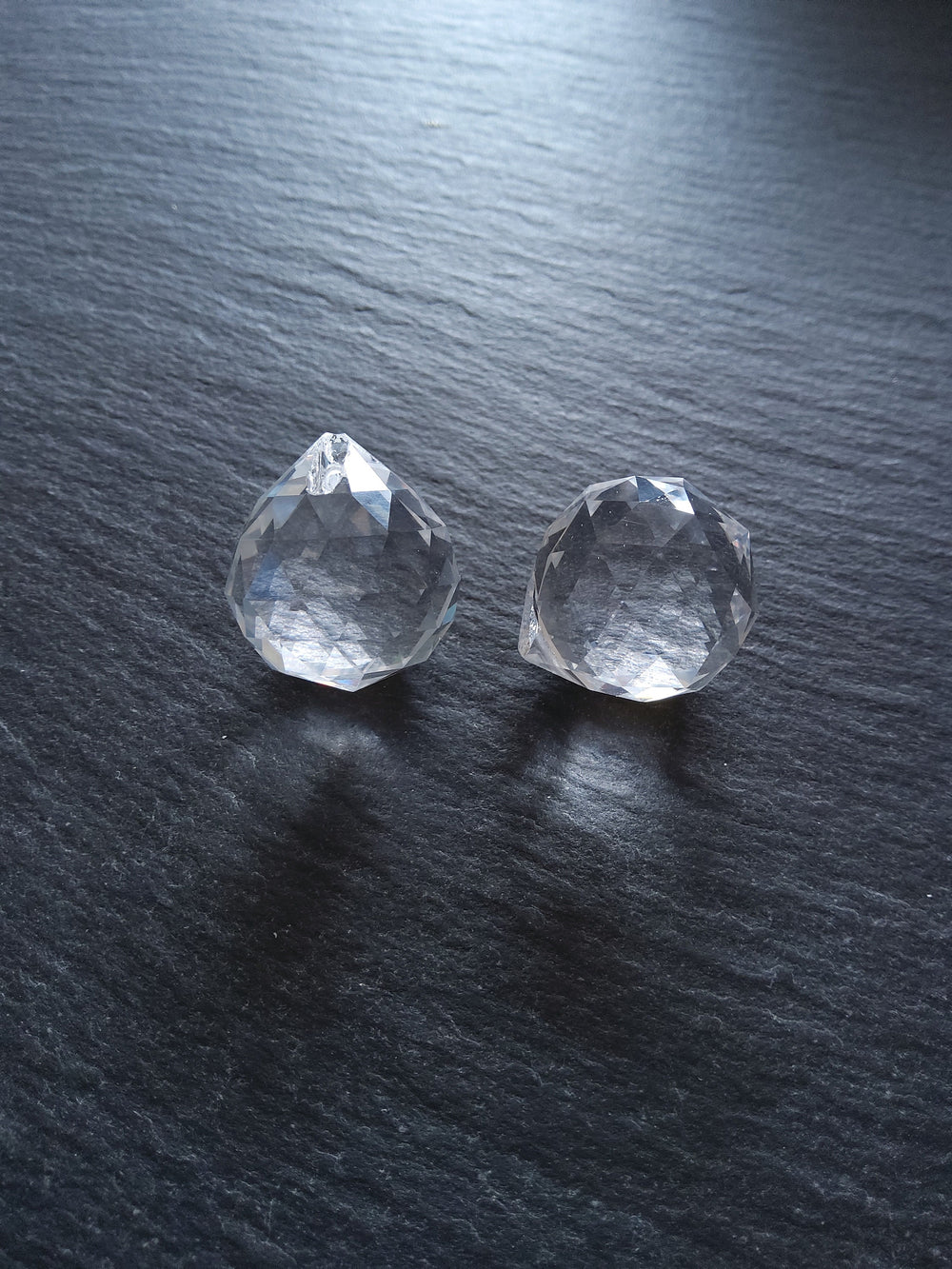 2 or 10 Faceted Glass Teardrops 20mm diameter 23mm Long Hole: 2mm