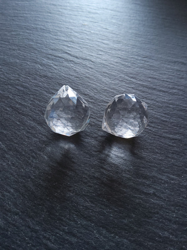 2 or 10 Faceted Glass Teardrops 20mm diameter 23mm Long Hole: 2mm