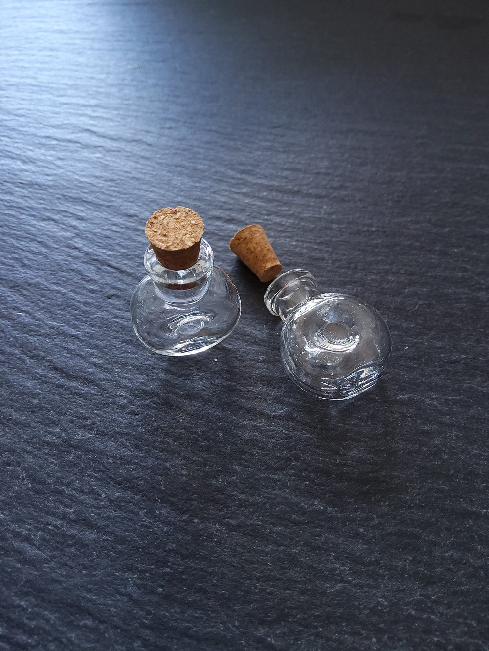 2 or 10 Little Flat Round Clear Glass Bottles with Cork Stopper 1ml 25x20x11mm