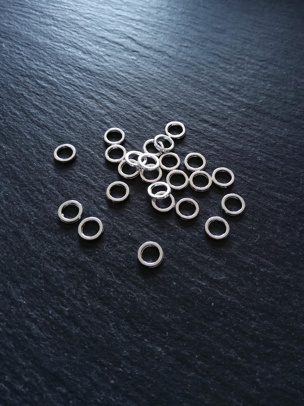 40 or 200 Jump Rings CLOSED Bright Silver Alloy 7mm Diameter 1mm (18 Gauge) Hole: 4.4mm