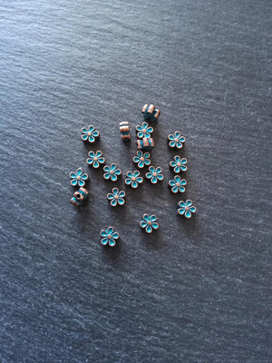 20 or 100 Flower Beads Antique Copper with Blue Patina 7x6.5x3.3mm Hole: 1.2mm