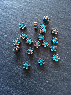 20 or 100 Flower Beads Antique Copper with Blue Patina 7x6.5x3.3mm Hole: 1.2mm